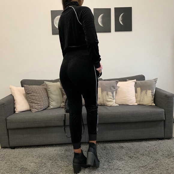 Adorable velour cropped & high waisted track suit - Picture 6 of 12